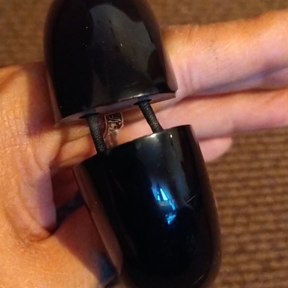 Ellen Tracy Black Bangle Stretch Bracelet - Picture 4 of 5